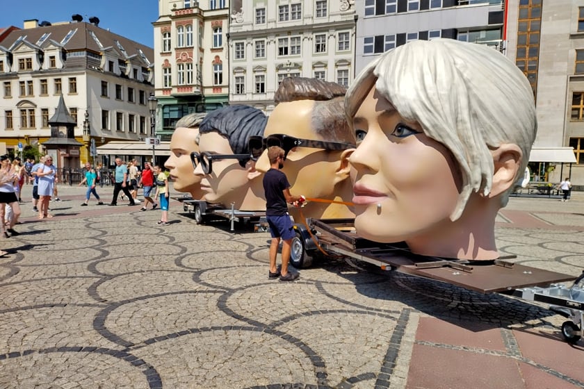 Wielkie głowy gwiazd Męskiego Grania na pl. Solnym
