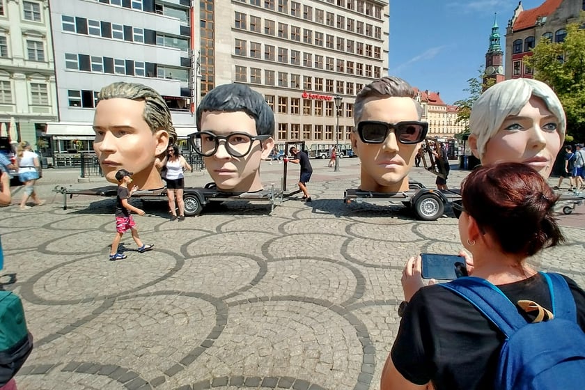 Wielkie głowy gwiazd Męskiego Grania na pl. Solnym