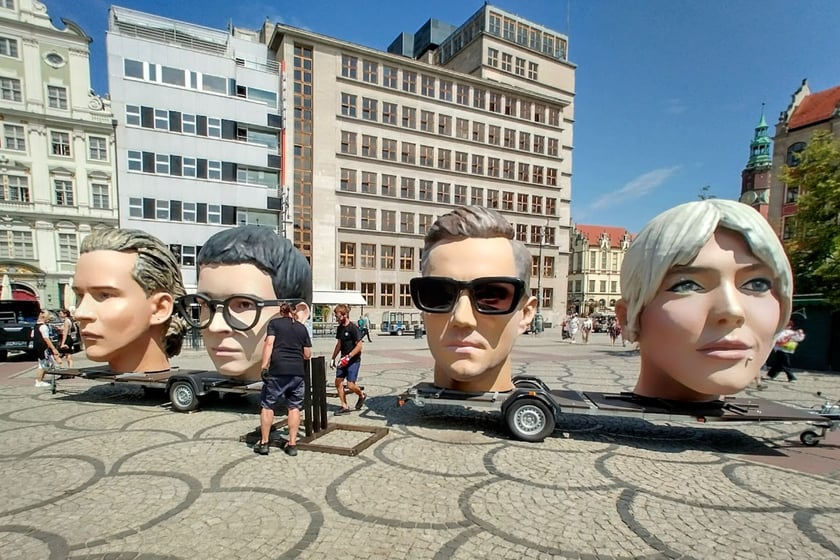 Wielkie głowy gwiazd Męskiego Grania na pl. Solnym