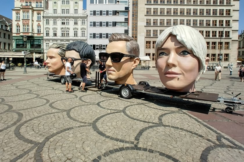Wielkie głowy gwiazd Męskiego Grania na pl. Solnym