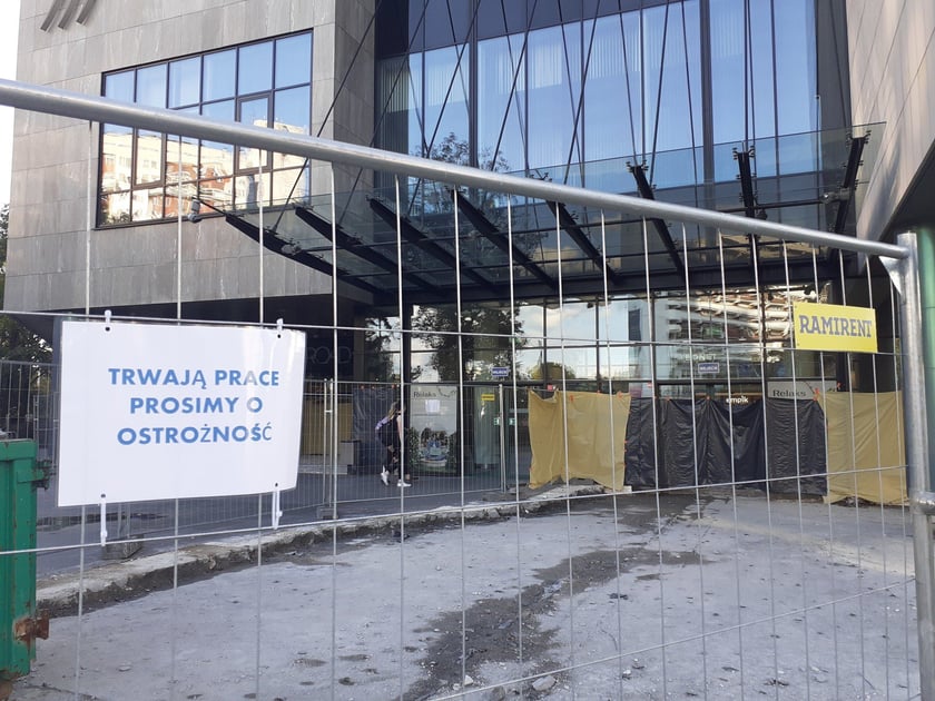 Przed głównym wejściem do budynku Sky Tower, 21 sierpnia 2024