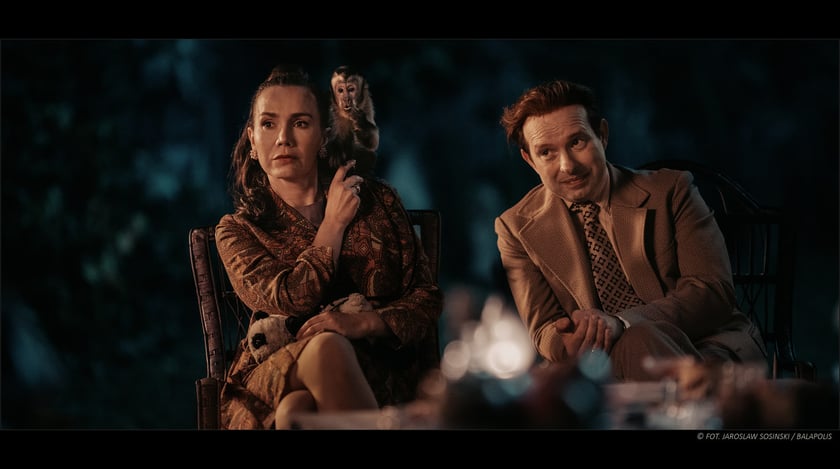 Kadr z filmu "Simona Kossak". Olga Bołądź i Dariusz Chojnacki jako państwo Gucwińscy z wrocławskiego zoo