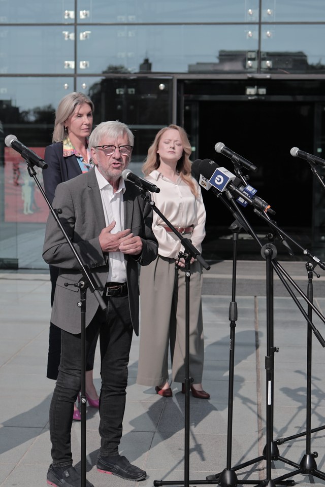<p>Andrzej Kosendiak, dotychczasowy dyrektor NFM przy mikrofonie, z prawej strony nowa dyrektor NFM Olga Humeńczuk&nbsp;&nbsp;</p>