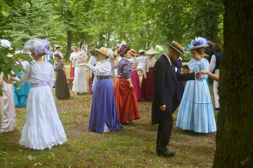 VIII piknik&nbsp;&bdquo;Krynoliny&rdquo; &ndash; Stowarzyszenia Rekonstrukcji Historycznej i Kostiumingu w Parku Południowym