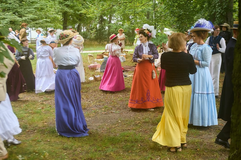 VIII piknik&nbsp;&bdquo;Krynoliny&rdquo; &ndash; Stowarzyszenia Rekonstrukcji Historycznej i Kostiumingu w Parku Południowym
