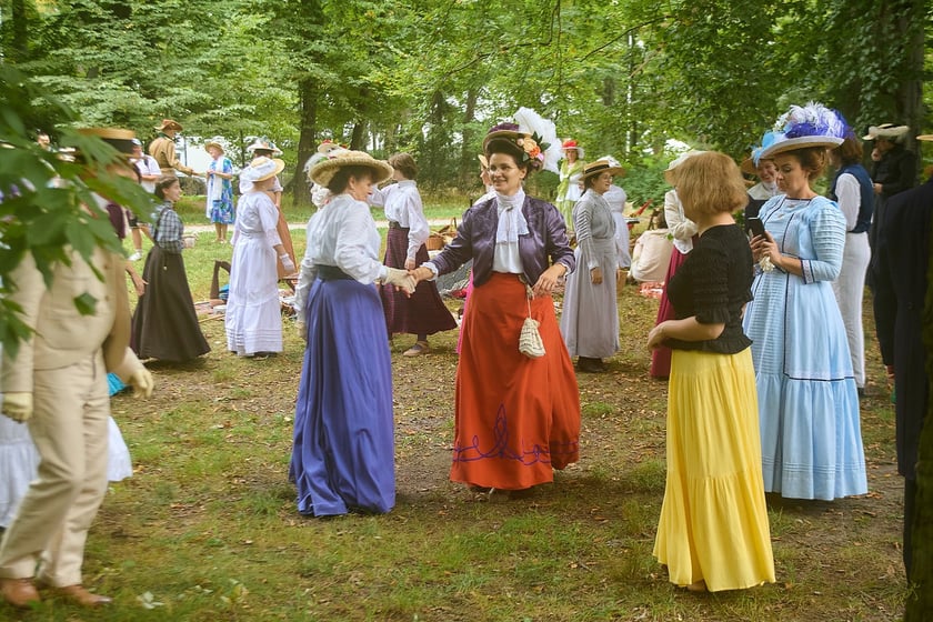 VIII piknik&nbsp;&bdquo;Krynoliny&rdquo; &ndash; Stowarzyszenia Rekonstrukcji Historycznej i Kostiumingu w Parku Południowym