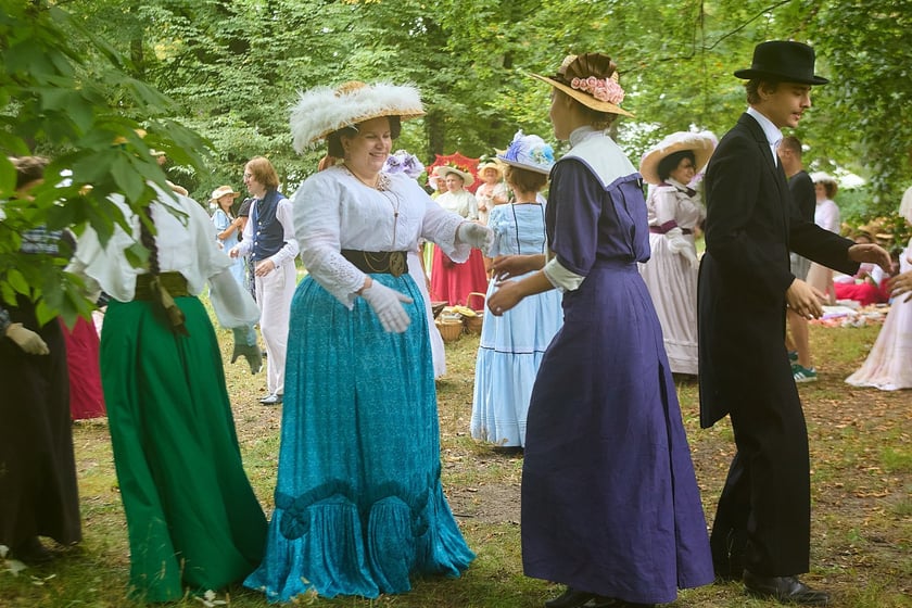 VIII piknik&nbsp;&bdquo;Krynoliny&rdquo; &ndash; Stowarzyszenia Rekonstrukcji Historycznej i Kostiumingu w Parku Południowym