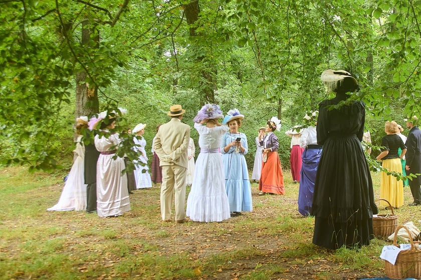 VIII piknik&nbsp;&bdquo;Krynoliny&rdquo; &ndash; Stowarzyszenia Rekonstrukcji Historycznej i Kostiumingu w Parku Południowym