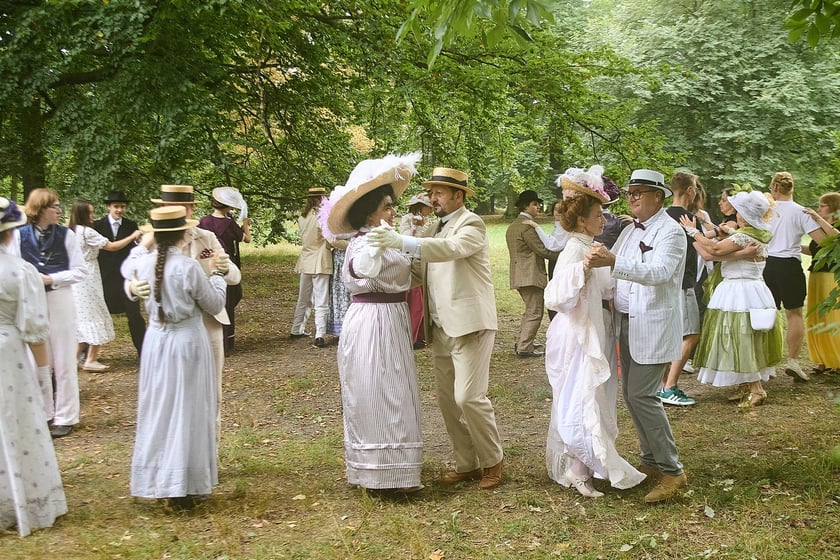 VIII piknik&nbsp;&bdquo;Krynoliny&rdquo; &ndash; Stowarzyszenia Rekonstrukcji Historycznej i Kostiumingu w Parku Południowym