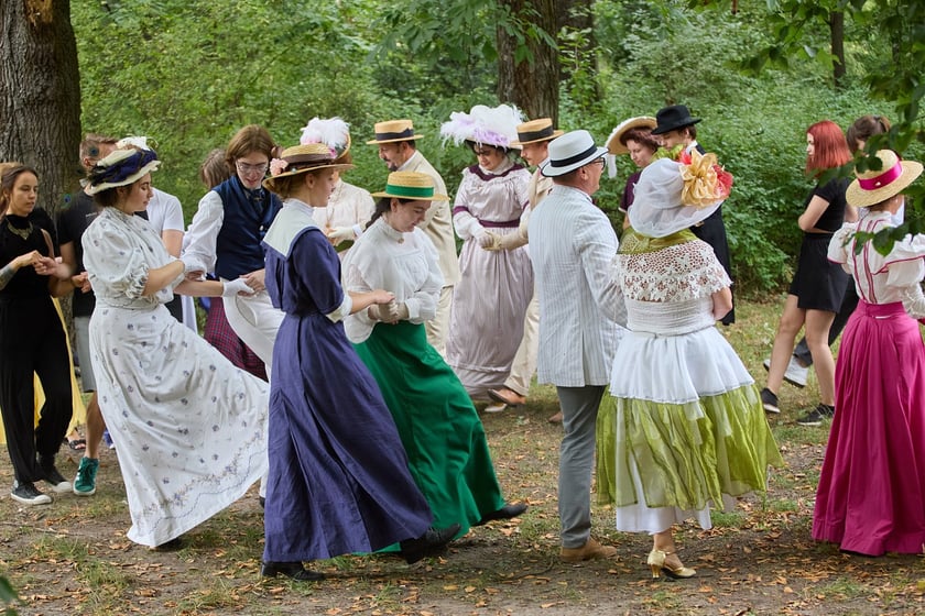 VIII piknik&nbsp;&bdquo;Krynoliny&rdquo; &ndash; Stowarzyszenia Rekonstrukcji Historycznej i Kostiumingu w Parku Południowym