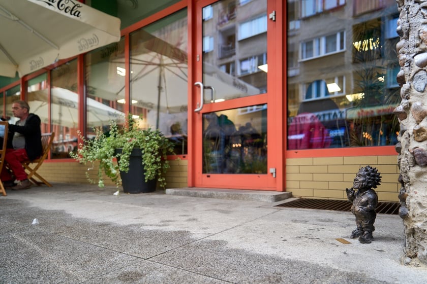 Krasnal Movemenciak na cześć rapera OKI przy Barze Mlecznym Miś