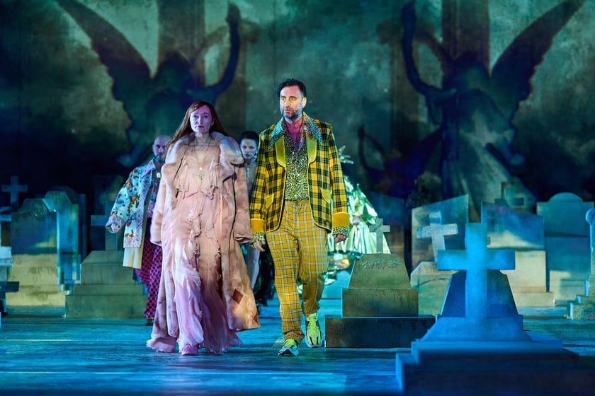 Scena z prologu &bdquo;Romea i Julii&rdquo; w reżyserii Jana Klaty w Teatrze Muzycznym Capitol