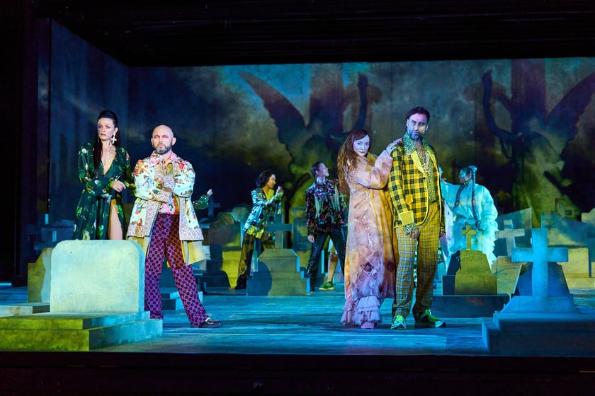 Scena z prologu &bdquo;Romea i Julii&rdquo; w reżyserii Jana Klaty w Teatrze Muzycznym Capitol