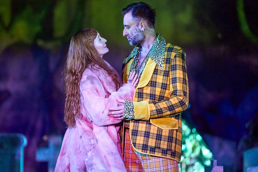 Scena z prologu &bdquo;Romea i Julii&rdquo; w reżyserii Jana Klaty w Teatrze Muzycznym Capitol