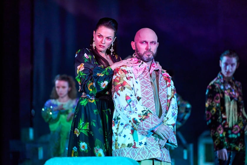 Scena z prologu &bdquo;Romea i Julii&rdquo; w reżyserii Jana Klaty w Teatrze Muzycznym Capitol
