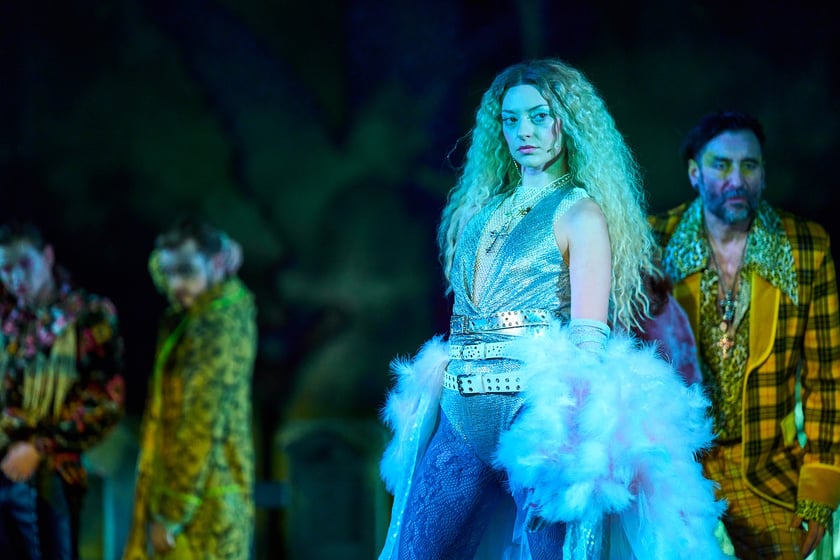 Scena z prologu &bdquo;Romea i Julii&rdquo; w reżyserii Jana Klaty w Teatrze Muzycznym Capitol