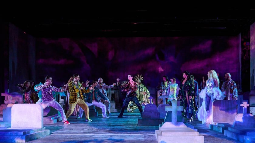 Scena z prologu &bdquo;Romea i Julii&rdquo; w reżyserii Jana Klaty w Teatrze Muzycznym Capitol