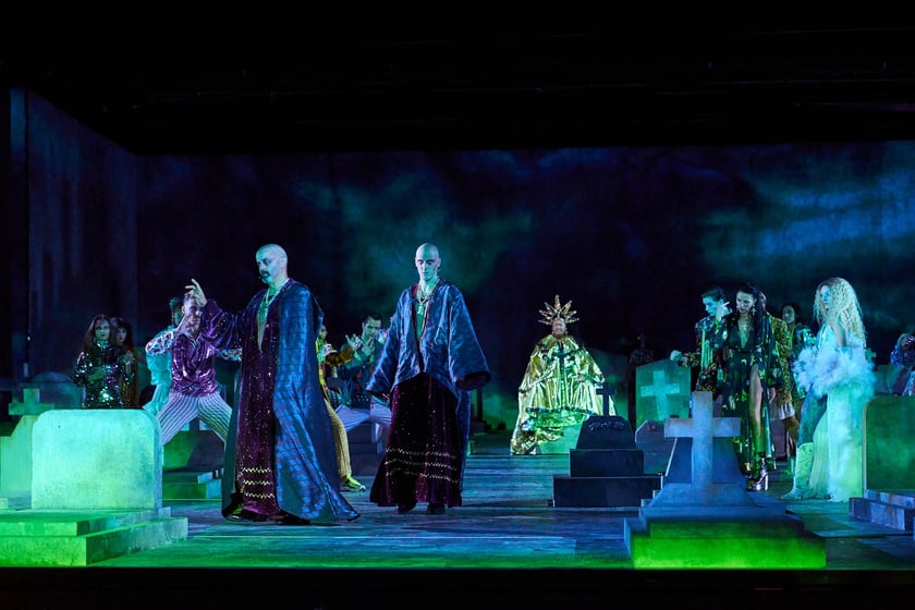 Scena z prologu &bdquo;Romea i Julii&rdquo; w reżyserii Jana Klaty w Teatrze Muzycznym Capitol