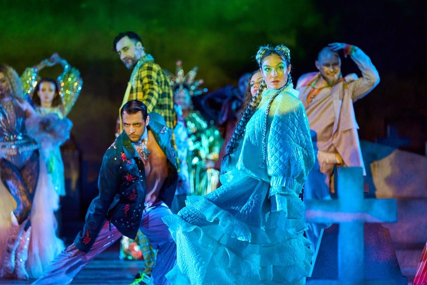 Scena z prologu &bdquo;Romea i Julii&rdquo; w reżyserii Jana Klaty w Teatrze Muzycznym Capitol