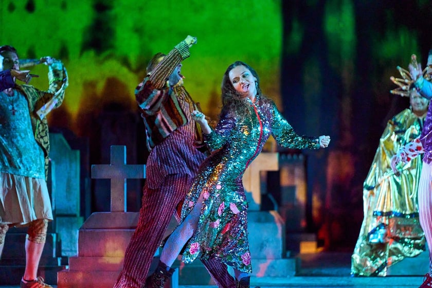Scena z prologu &bdquo;Romea i Julii&rdquo; w reżyserii Jana Klaty w Teatrze Muzycznym Capitol