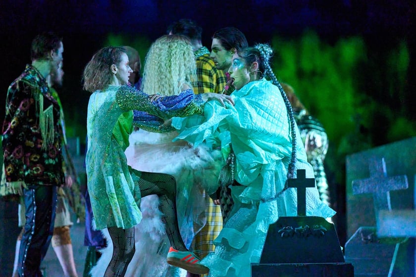Scena z prologu &bdquo;Romea i Julii&rdquo; w reżyserii Jana Klaty w Teatrze Muzycznym Capitol