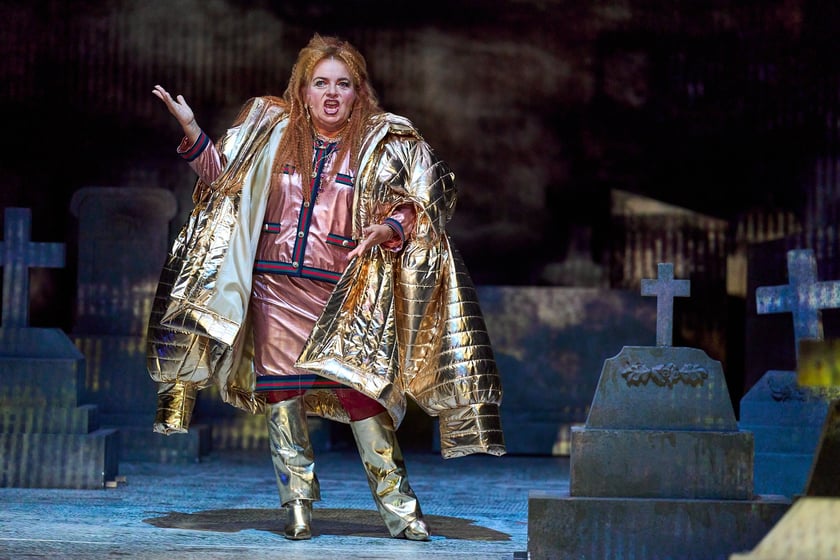 Scena z prologu &bdquo;Romea i Julii&rdquo; w reżyserii Jana Klaty w Teatrze Muzycznym Capitol