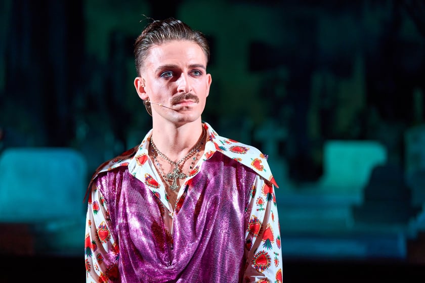 Scena z prologu &bdquo;Romea i Julii&rdquo; w reżyserii Jana Klaty w Teatrze Muzycznym Capitol