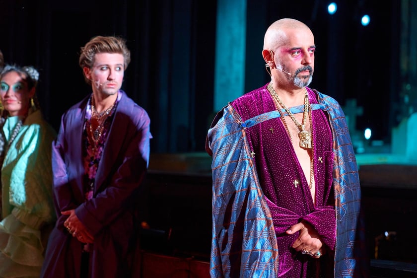Scena z prologu &bdquo;Romea i Julii&rdquo; w reżyserii Jana Klaty w Teatrze Muzycznym Capitol