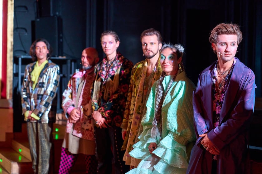Scena z prologu &bdquo;Romea i Julii&rdquo; w reżyserii Jana Klaty w Teatrze Muzycznym Capitol