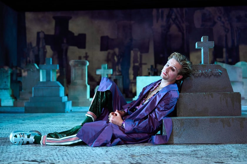 Scena z prologu &bdquo;Romea i Julii&rdquo; w reżyserii Jana Klaty w Teatrze Muzycznym Capitol