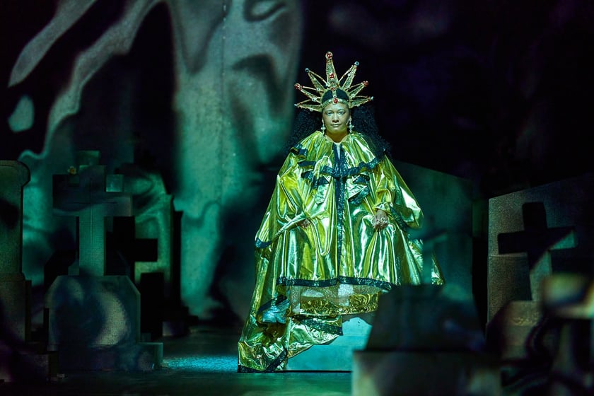 Scena z prologu &bdquo;Romea i Julii&rdquo; w reżyserii Jana Klaty w Teatrze Muzycznym Capitol