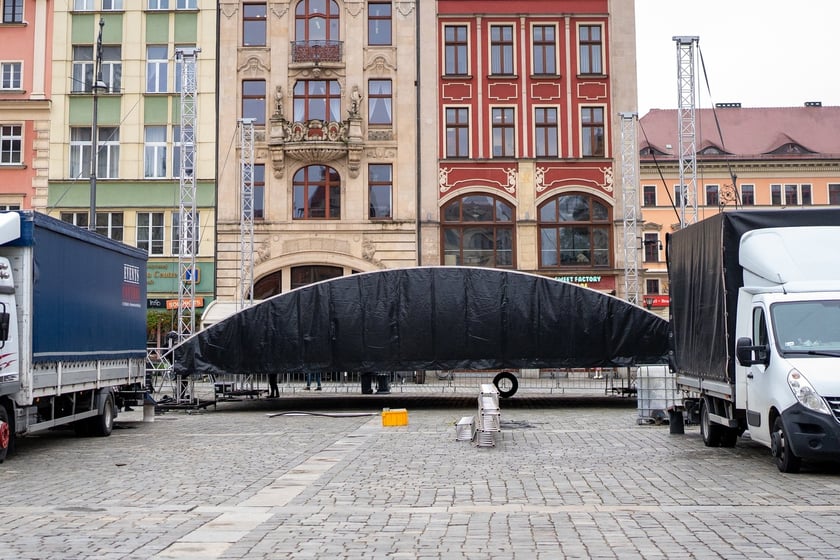 Budowa sceny, na kt&oacute;rej 4 października wystąpią artyści
