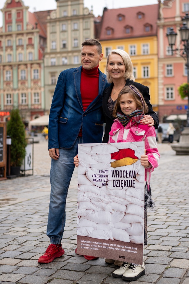 <p>Mariusz Dziubek, ośmioletnia Matylda, kt&oacute;ra wystąpi podczas koncertu 4 października w rynku i Agata Dzikowska&nbsp;</p>
