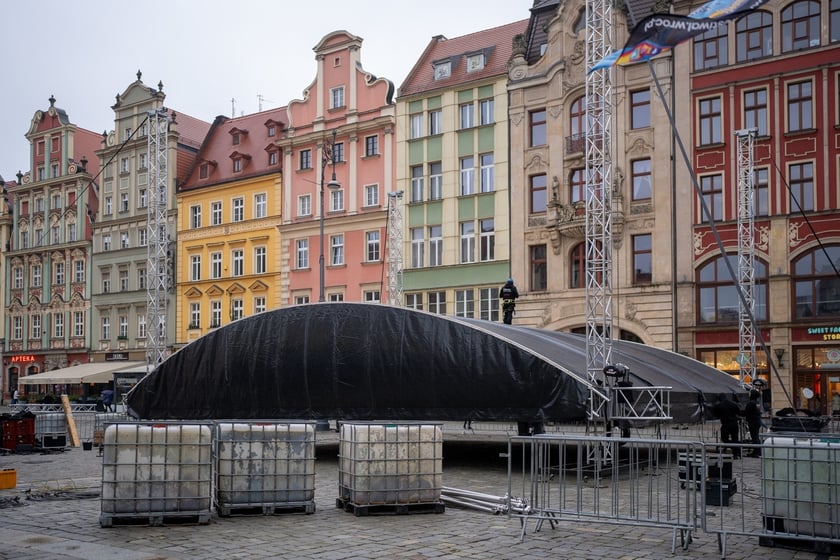 Budowa sceny, na kt&oacute;rej 4 października wystąpią artyści
