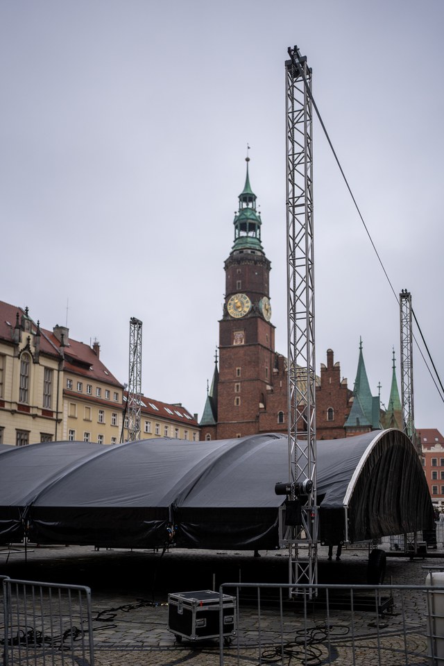 Budowa sceny, na kt&oacute;rej 4 października wystąpią artyści