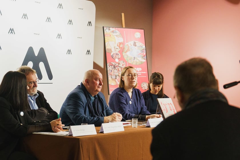 Dr hab. Piotr Oszczanowski podczas konferencji prasowej przed otwarciem wystawy „Obłęd. Przypadek Mariana Henela &ndash; lubieżnika z Branic&rdquo; w Muzeum Etnograficznym