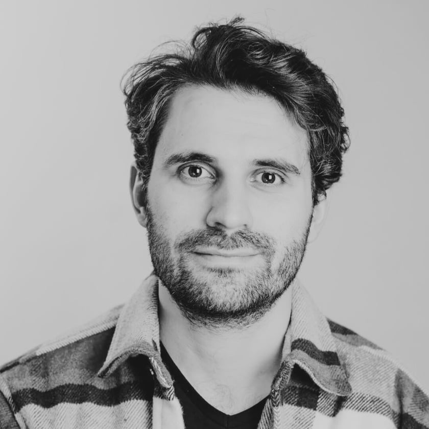 Aktor, społecznik, Menadżer i animator kultury.&nbsp;&nbsp; Od kiedy ukończyłem szkołę teatralną, wiedziałem, że chcę robić coś więcej, niż odgrywać przypisaną mi rolę. Dlatego wsp&oacute;lnie z kompanami założyłem Teatr Układ Formalny &ndash; niezależną fundację, kt&oacute;ra sztuką przeciwdziała wykluczeniom i otwiera na r&oacute;żnorodność.&nbsp; Wierzę, że tw&oacute;rczość potrafi zmieniać i rozwijać w człowieku to, co najpiękniejsze. To przekonanie realizuję między innymi w pracy z tak zwaną &bdquo;trudną&rdquo; młodzieżą w ośrodkach wychowawczych. Prowadzę&nbsp; także warsztaty z wykorzystania kreatywności w pracy z zespołem i lokalnymi społecznościami.&nbsp; Dużo w życiu chodzę, zwłaszcza po dolnośląskich ścieżkach, małych i dużych miejscowościach. O swoich przejściach opowiadam w internecie. Tworzę filmy o nieoczywistych atrakcjach turystycznych czy&nbsp; nietuzinkowych muzeach, kt&oacute;re odwiedzam. Wymyślam i przygotowuje projekty kt&oacute;re łączą lokalne dziedzictwo z potencjałem sztuki i grywalizacji. Prywatnie, z własnej i nieprzymuszonej woli, interesuję się transportem i infrastrukturą publiczną.&nbsp; Rekomendacje:  Maciej Wisniewski 