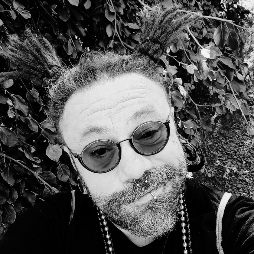 Animator Kultury, Instruktor przy LCK, Koordynator Wolontariatu LuCeK (wolontariat kultury), Prezes Jimi Karankievitch Foundation, Wiceprezes SDAiK &bdquo;FABRYKA TW&Oacute;RCZOŚCI&rdquo;, student psychologii&nbsp; Aktywny uczestnik życia kulturalnego Legnicy i Dolnego Śląska od ponad 25 lat.&nbsp; Z wykształcenia Animator Kultury (Państwowe Pomaturalne Studium Kształcenia Animator&oacute;w Kultury i Bibliotekarzy &bdquo;SKIBA&rdquo; we Wrocławiu).&nbsp; W czasie minionego ćwierćwiecza wsp&oacute;łpracował m.in. z legnicką Galerią Sztuki, zar&oacute;wno jako wolontariusz jak i uczestnik wystaw i imprez towarzyszących Festiwalowi Srebro.&nbsp; Jako uczestnik Otwartej Pracowni Sztuki, działającej przy Galerii, w 2011 roku zrealizował wystawę indywidualną &bdquo;INTRO&rdquo;.&nbsp; Amatorsko: aktor &ndash; reżyser &ndash; scenograf &ndash; plastyk &ndash; poeta; gościnnie pojawia się, statystując w spektaklach, na deskach Teatru im Heleny Modrzejewskiej w Legnicy.&nbsp; Wsp&oacute;łtworzył i wsp&oacute;łpracował w projektach niezależnych: teatr Owacja, Grupa Artystyczna Noc, Teatr Anagram, Ośrodek Nowy Świat w Legnicy.&nbsp; Jest pomysłodawcą, koordynatorem, reżyserem, scenarzystą i aktorem w projekcie &bdquo;STRYCHY MIASTA objazdowy dom kultury&rdquo; zrealizowanym w ramach Mikrogrant&oacute;w ESK 2016 realizowanych przez OKIS we Wrocławiu.&nbsp; Od 2008 roku wiceprezes Stowarzyszenia Działań Artystycznych i Kulturalnych &bdquo;FABRYKA TW&Oacute;RCZOŚCI&rdquo; a od września 2023 fundator i prezes Jimi Karankievitch Foundation, kt&oacute;rej celem jest rehabilitacja, resocjalizacja i rewitalizacja legnickiego Zakaczawia, na początek ta socjo-społeczna i kulturowa.&nbsp; Od 2021 roku zawodowo związany z Legnickim Centrum Kultury im. Henryka Karlińskiego, gdzie pełnię funkcję Instruktora ds. Animacji i Organizacji Kultury. Koordynator Wolontariatu LuCeK działającego przy instytucji (wolontariat działający na rzecz kultury w mieście).&nbsp; W 2021 roku, w partnerstwie z Legnickiem Towarzystwem Społeczno &ndash; Kulturalnym, zrealizował Konkurs Recytatorski &bdquo;R&oacute;żewicz i Kolumbowie&rdquo;. Projekt dofinansowano z budżetu samorządu Wojew&oacute;dztwa Dolnośląskiego.&nbsp; Działa na rzecz wsp&oacute;łpracy międzyinstytucjonalnej w strefie kultury w mieście, jednocześnie stawiając na decentralizację działań i wyjście z nimi &bdquo;do ludzi&rdquo;, animowanie społeczności lokalnych. Rekomendacje:  Justyna Teodorczyk 