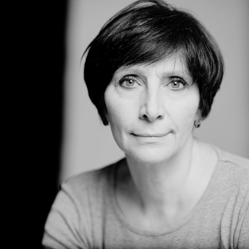Jestem Wrocławianką. Pracowałam w Teatrze Wsp&oacute;łczesnym, we Wrocławskiem Teatrze Pantomimy, w OTO Kalambur. Cały czas jestem związana z teatrem i filmem.&nbsp; Udział w 18 spektaklach,&nbsp;5 spektakli wyreżyserowanych, udział w 20 filmach, udział w 11 serialach, ponadto piszę scenariusze, mam doświadczenie jako producent. Posiadam Srebrny Gloria Artis.&nbsp; Rekomendacje:  Związek Artyst&oacute;w Scen Polskich 