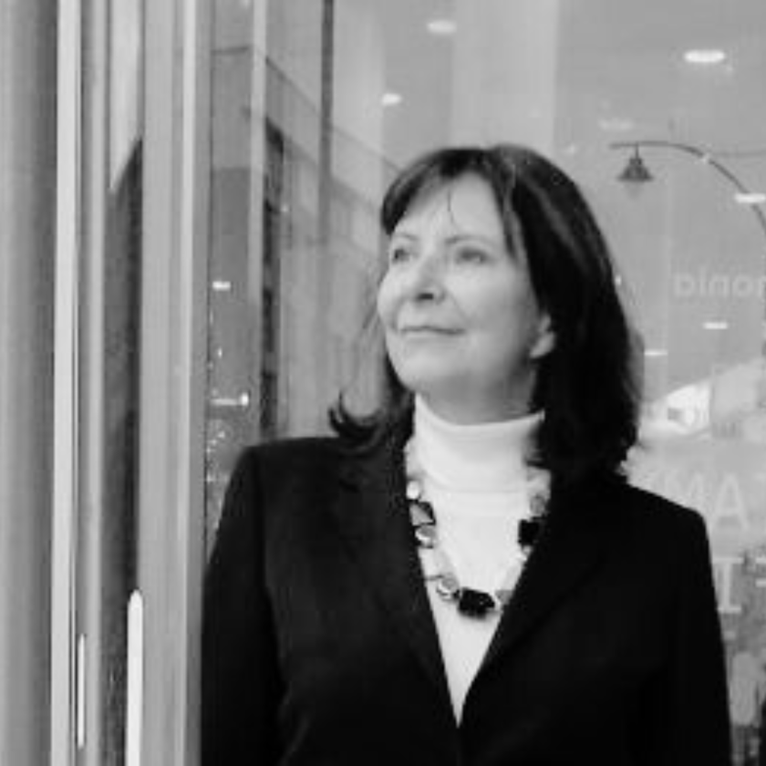 Absolwentka wrocławskiej Akademii Muzycznej: Wydział Wokalno-Aktorski i Kompozycji, Dyrygentury i Teorii Muzyki. Doktor nauk humanistycznych &ndash; historia. Dziennikarka muzyczna, krytyczka i prelegentka.&nbsp; Od 1988 roku jako prelegentka regularnie wsp&oacute;łpracuję z instytucjami muzycznymi i kulturalnymi prowadząc liczne koncerty. W latach 1993&ndash;2014 wsp&oacute;łpracowałam jako dziennikarka i publicystka z wrocławską telewizją i antenami og&oacute;lnopolskimi (cykliczne programy muzyczne, transmisje koncert&oacute;w, studia festiwalowe Wratislavia Cantans, Festiwalu Chopinowskiego w Dusznikach). Wsp&oacute;łpracowałam z Polskim Radiem oraz Programem Miejskim Radia Wrocław (obecnie RAM). Recenzje i artykuły publikowane były w prasie lokalnej i og&oacute;lnopolskiej (m.in.: &bdquo;Ruch Muzyczny&rdquo;, &bdquo;Dziennik&rdquo;, &bdquo;Jazz Forum&rdquo;, &bdquo;Dolny Śląsk&rdquo;, &bdquo;Gazeta Wyborcza Wrocław&rdquo;) oraz w internecie &ndash; Wrocławski Portal.&nbsp; Pracowałam jako nauczyciel teorii muzyki w szkołach muzycznych II stopnia oraz w macierzystej uczelni, w kt&oacute;rej byłam r&oacute;wnież zatrudniona jako specjalista ds. medi&oacute;w i pełnomocnik Rektora do spraw Public Relations. Pełniłam funkcję rzecznika prasowego i specjalisty ds. PR w Teatrze Muzycznym Operetce Wrocławskiej/TM Capitol. Byłam adiunktem w Dolnośląskiej Szkole Wyższej we Wrocławiu na Wydziale Nauk Społecznych. Pracowałam jako gł&oacute;wny specjalista ds. muzyki w Wydziale Kultury Urzędu Miejskiego Wrocławia. Byłam&nbsp; Kierownikiem Promocji Wydarzeń Kulturalnych w Kobierzyckim Ośrodku Kultury. Związana byłam też jako nauczyciel akademicki z Instytutem Dziennikarstwa i Komunikacji Społecznej na UWr. Prowadziłam zajęcia w Instytucie Muzykologii Uniwersytetu Wrocławskiego.&nbsp; Dorobek naukowy obejmuje szereg artykuł&oacute;w a także&nbsp; podoktorską monografię poświęconą dziennikarstwu muzycznemu w TVP Wrocław.&nbsp; Jestem wsp&oacute;łzałożycielką Towarzystwa im. J&oacute;zefa Hofmana, wsp&oacute;łpracowałam przy wielu projektach edukacyjnych z Dolnośląskim Towarzystwem Muzycznym.&nbsp; Rekomendacje:  Maria Zawartko 