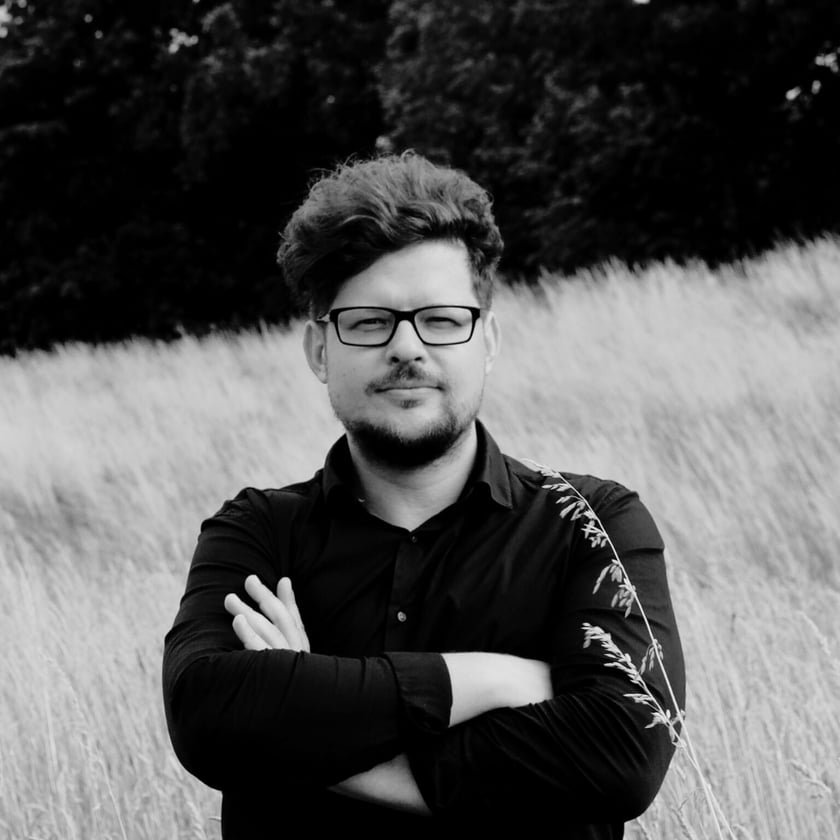 Wrocławianin. Radny osiedlowy. Architekt i urbanista. Śpiewa pieśni polifoniczne i tańczy polskie tańce tradycyjne. Organizator warsztat&oacute;w tańca, śpiewu i potańc&oacute;wek we Wrocławiu.&nbsp; Organizator wydarzenia 'Pląsy w Plenerze&rsquo; w Parku Południowym (Mikrogranty): warsztaty tańca, potańc&oacute;wka dla mieszkańc&oacute;w; Organizator potańc&oacute;wek we Wrocławiu (klub 'UFF&rsquo;, barka na Odrze); organizator warsztat&oacute;w śpiewu ukraińskich, polifonicznych pieśni tradycyjnych (CAL Borek); wsp&oacute;łorganizator pierwszej edycji osiedlowej imprezy 'Święta Rzeki&rsquo; &ndash; z potańc&oacute;wką, koncertem i tradycyjnymi obrzędami kupalnymi, zabawami dla dzieci; pomysłodawca wsp&oacute;lnego śpiewania kolęd na osiedlu oraz powstania śpiewnika osiedlowego na tę okazję, wsp&oacute;łorganizator Wigilii Osiedlowych (Park Kleciński, Tor Wyścig&oacute;w Konnych); organizator ch&oacute;ru osiedlowego na Krzykach-Partynicach (2022 rok); wsp&oacute;łorganizator koncertu osiedlowego (Dana Vynnytska) w siedzibie Fundacji Olgi Tokarczuk. Śpiewak (tradycyjne pieśni ukraińskie, polskie, białoruskie) oraz tancerz tradycyjnych, niestylizowanych tańc&oacute;w polskich. Zainteresowany kulturą blisko ludzi, w miejscu zamieszkania, tworzeniem infrastruktury dla działań kulturalnych, budową więzi społecznych przez taniec i śpiew, kulturą tworzenia przyjaznych osiedli.&nbsp; Rekomendacje:  Paweł Sobolewski Olga Chojak 