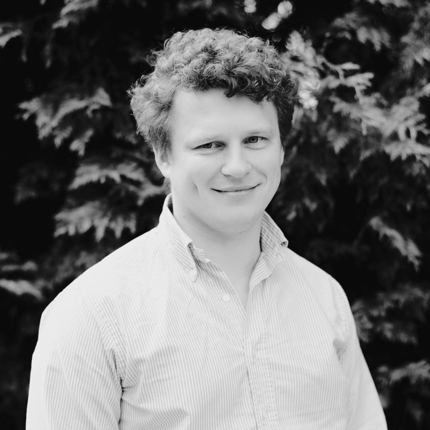 Wsp&oacute;łtworzę Kolegium Europy Wschodniej. Odpowiadam za wydawanie przekład&oacute;w literackich. Organizuję rezydencje tw&oacute;rcze. Bawię się stereotypami i je przełamuję.&nbsp; Od ponad dziesięciu lat pracuję w Kolegium Europy Wschodniej, instytucji dyplomacji publicznej. Nasze działania obejmują pracę analityczną, wydawanie książek i czasopism, edukację nieformalną oraz opiekę nad zabytkami. Łączę kulturę, politykę i kwestie społeczne. Szczeg&oacute;lnie ważnym elementem mojej działalności jest praca z tłumaczami. Udało się nam rozwinąć kameralne wydawnictwo specjalizujące się w przekładach literackich, utworzyć stały program rezydencji translatorskich i zorganizować kilkanaście seminari&oacute;w translatorskich. Jestem prezesem RECIT &ndash; Europejskiej Sieci Międzynarodowych Ośrodk&oacute;w dla Tłumaczy Literatury.&nbsp; Ponadto wdrażam rozwiązania biznesowe w prowadzeniu organizacji pozarządowej, aby zapewnić jej większą niezależność finansową. KEW wydaje książki i zarządza Zamkiem na Wodzie w Wojnowicach. Troska o konserwację zabytku jest urozmaiceniem od mojej codziennej pracy, a architektura mnie inspiruje. Niekiedy czuję się jak reżyser serialu &bdquo;Hotelu Zacisze&rdquo; (polecam).&nbsp; Za swoje najważniejsze osiągnięcie uważam stworzenie stałego zespołu niesamowicie kompetentnych i kreatywnych ludzi, kt&oacute;rzy realizują się w KEW.&nbsp; Od wielu lat jestem wsp&oacute;łpracownikiem Litewskiego Radia i Telewizji w Polsce. Pr&oacute;buję sensownie przedstawiać wsp&oacute;łczesną Polskę litewskim obiorcom, znajduję w tym przekazie miejsce także dla polskiej kultury.&nbsp; Rekomendacje:  Marcin Gaczkowski 