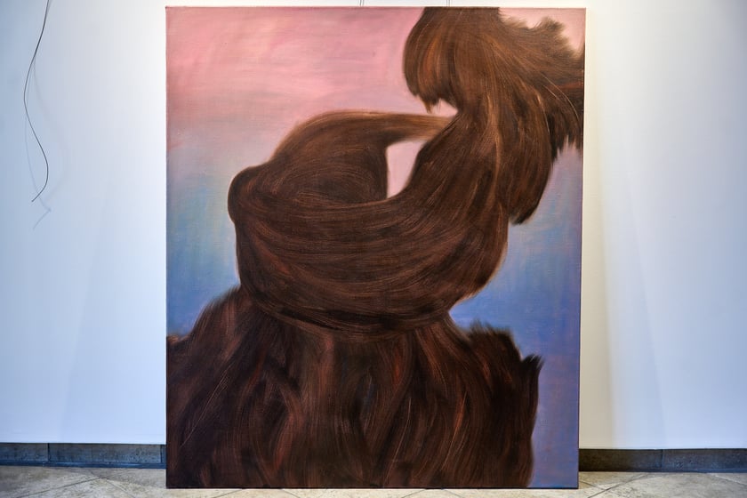 Zdjęcie z montażu wystawy Kosmatość Sylwii Muchy w Mia Art Gallery
