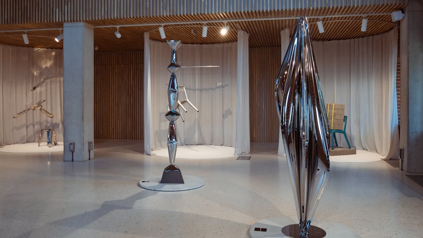 Prace Oskara Zięty precentowane na wystawie indywidulanej w Singapurze