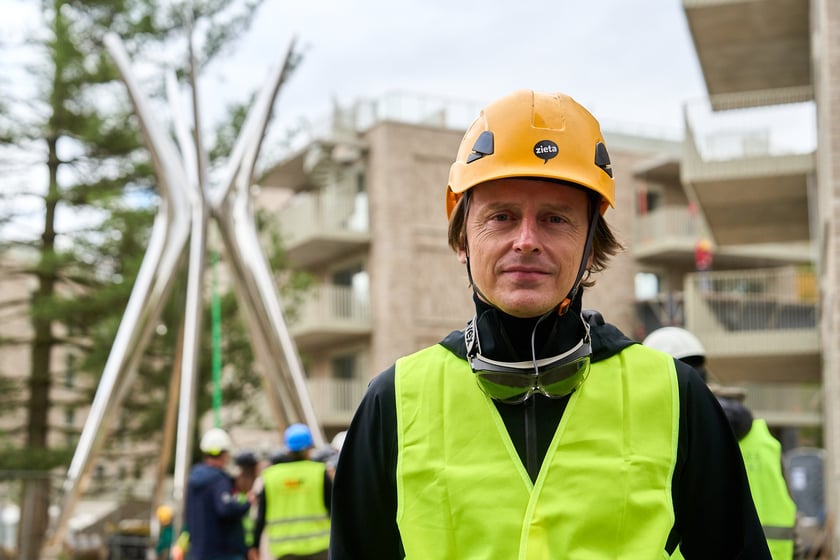 Oskar Zięta, w tle jego rzeźba i budynki mieszkalne, 15 października 2024