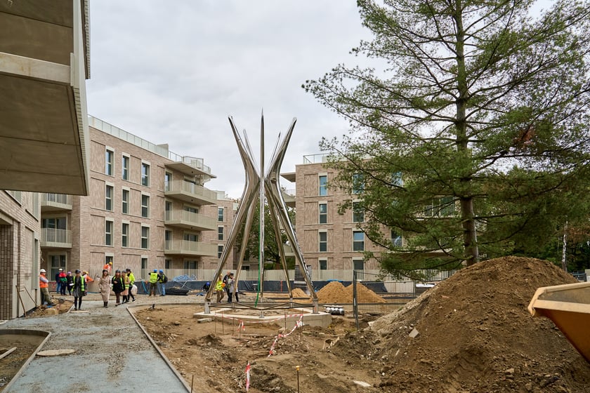 Dzień instalowania rzeźby Oskara Zięty w Apartamentach przy Parku Szczytnickim, 15 października 2024