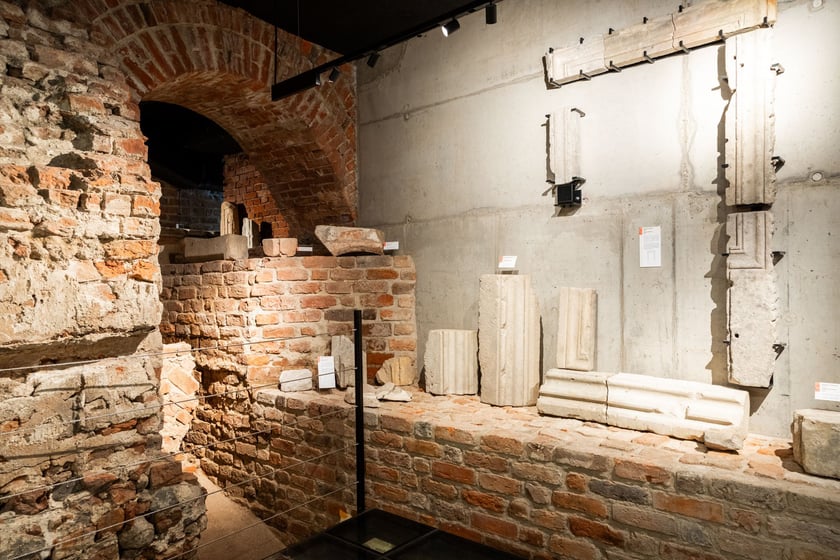 Lapidarium przedstawiające kilka wiek&oacute;w rozwoju kamieniarki