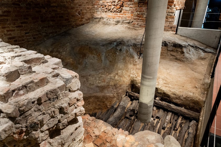Pozostałości XII wiecznego wału drewniano-ziemnego; w tle fundamenty 18-sto bocznej wieży Bolesława Wysokiego