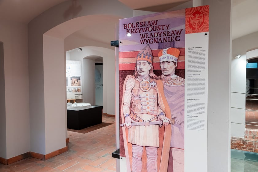 Tablice z biografiami najważniejszych postaci, kt&oacute;re wywarły realny wpływ na rozw&oacute;j Ostrowa Tumskiego i samego zamku
&nbsp;