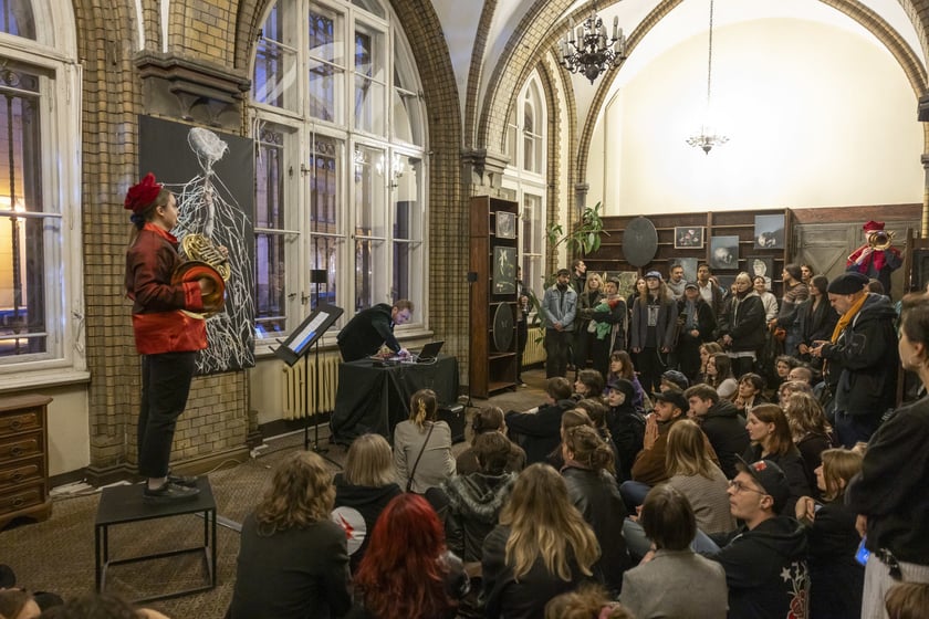 Wernisaż wystawy Dark Academia Kościoła Nihilistów w budynku po bibliotece na Szajnochy (19 października 2024)